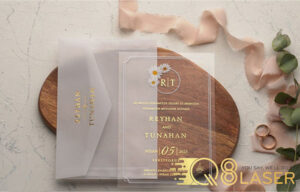 Làm thiệp cưới nhựa mica giá rẻ